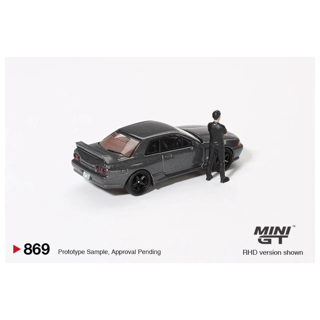MinMini GT #869 Nissan Skyline GT-R (R32) Gunmetal w/ Matsuda Figure – Tsugio Matsuda Collection – 1:64 Scale Diecast Model