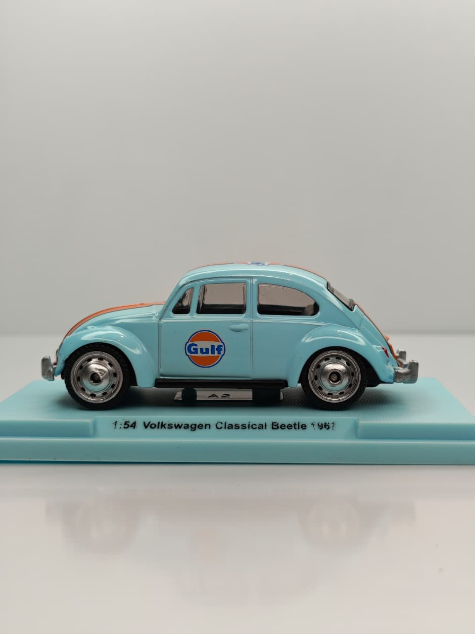 CCA Volkswagen Classical Beetle 1967 die-cast scale model car (with acrylic case) 1:64 Scale - Image 3